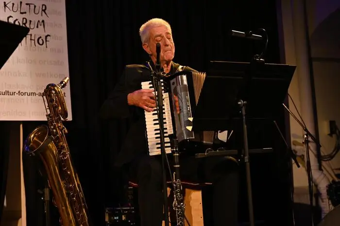 Otmar Klein am Saxofon, Akkordeon und Klarinette.
