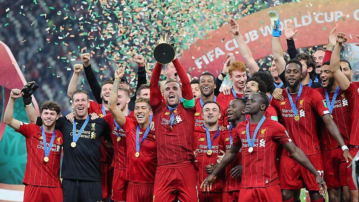 Liverpool-Kapitän Jordan Henderson mit der Trophäe