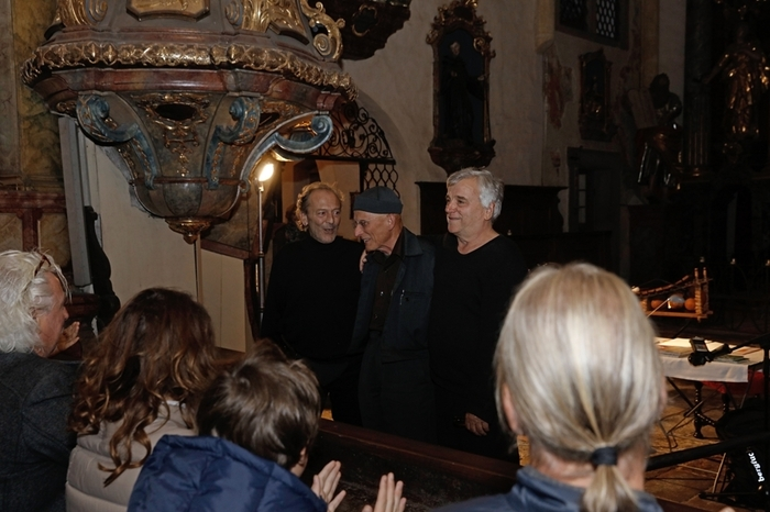 Hells rhythmisierte Textkaskaden wurden von schrägen Klängen begleitet, die Hammerling (Fritz Mosshammer und Erwin Rehling) mit verschiedensten Blas- und Schlaginstrumenten produzierten.