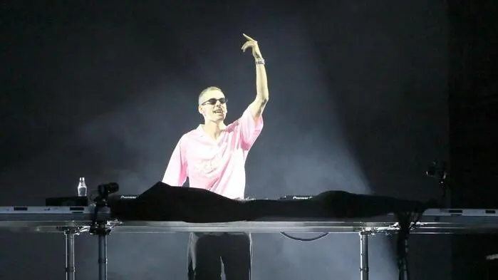 Die allseits bekannten DJs Lost Frequencies (Foto), Topic und Fedde Le Grand machten für ein exklusives Open-Air am Donnerstag in Moosburg Station. Klar, dass sie die Schlosswiese zum Beben brachten. 