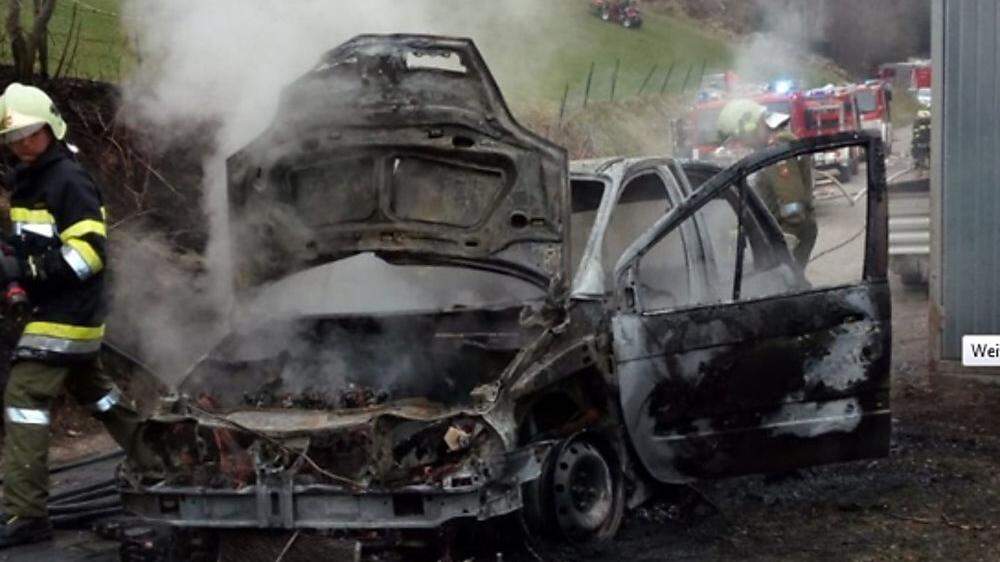 Die Freiwilligen Feuerwehren Penk und Obervellach mussten ein brennendes Auto löschen