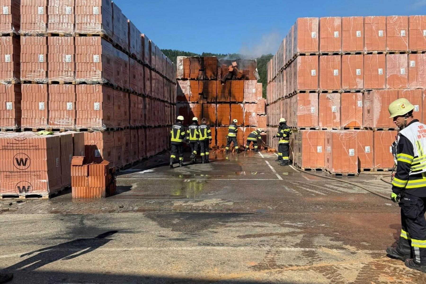 Kärnten: „Schrumpfende“ Verpackung entzündete 300 Holzpalett