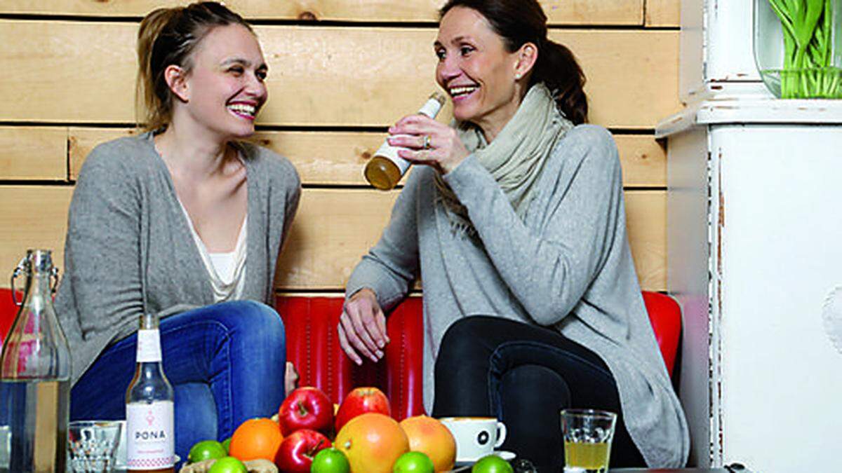 Anna Abermann (links) und Simone Haslehner lassen ihre Limonaden beim Getränkehersteller Apo in Millstatt abfüllen