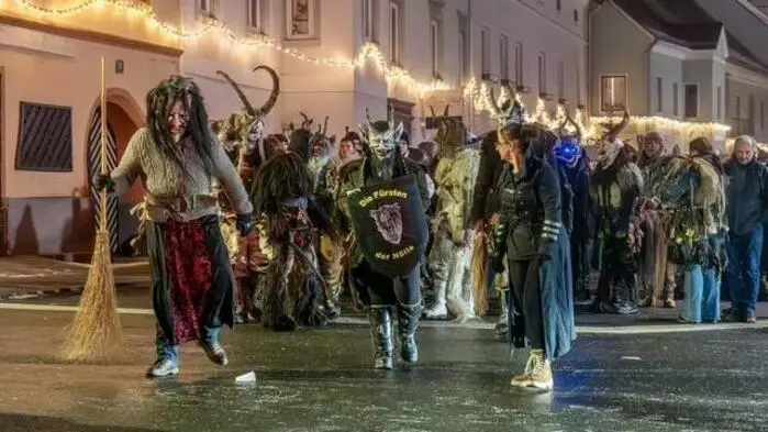 Auf dem Neumarkter Hauptplatz ging es am Sonntag, 28. Dezember, rund.