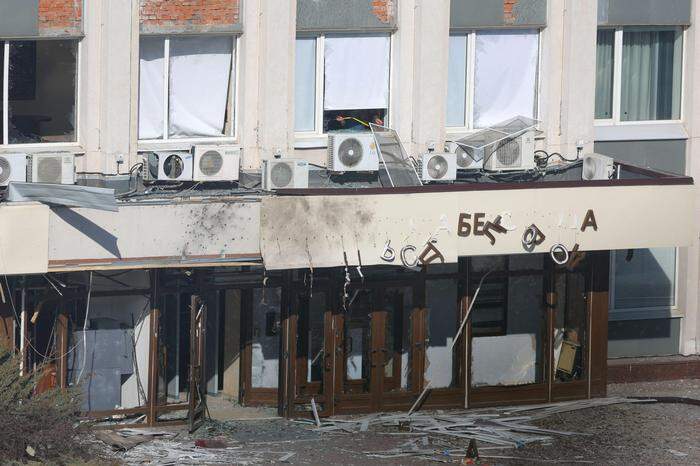 Ein Blick auf das durch einen Angriff beschädigte Rathaus in Belgorod