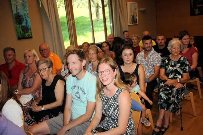 Das Publikum dankte es mit tosendem Applaus und Sonja Pöschl gratulierte allen teilnehmenden Kindern zu ihrer großartigen Leistung und Spielfreude auf der Bühne.