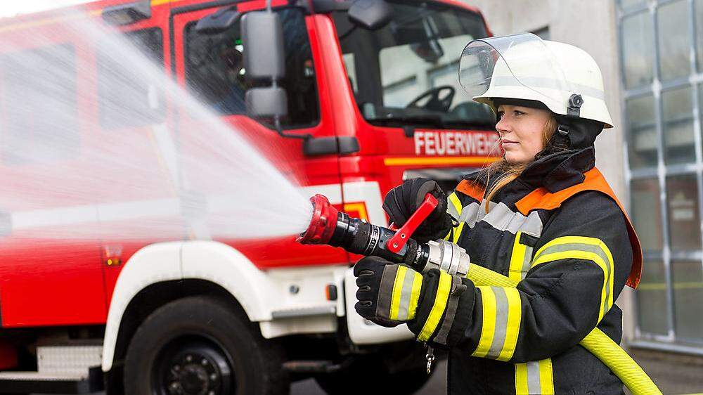 Feuerwehr nimmt erstmals Frauen auf