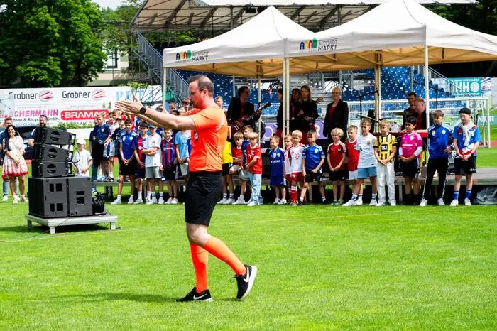  Tausende Besucher auf den Rängen spendeten begeistert Beifall beim Anpfiff zur Messe von Schiedsrichter Thomas Gremsl. In einer großartigen Regie waren Sportler, Trainer und Funktionäre in die Messfeier eingebunden. 
