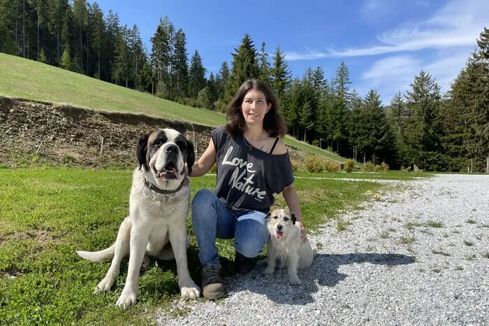 Heidi Urani mit ihren zwei Hunden.