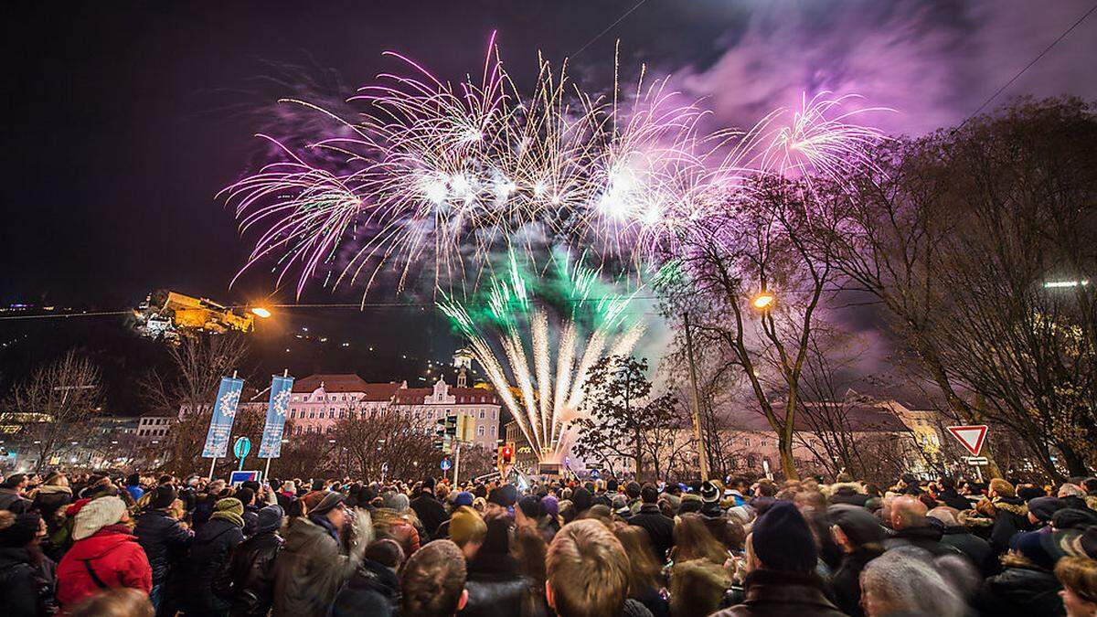 Vom Edegger-Steg aus wird der Nachthimmel erleuchtet