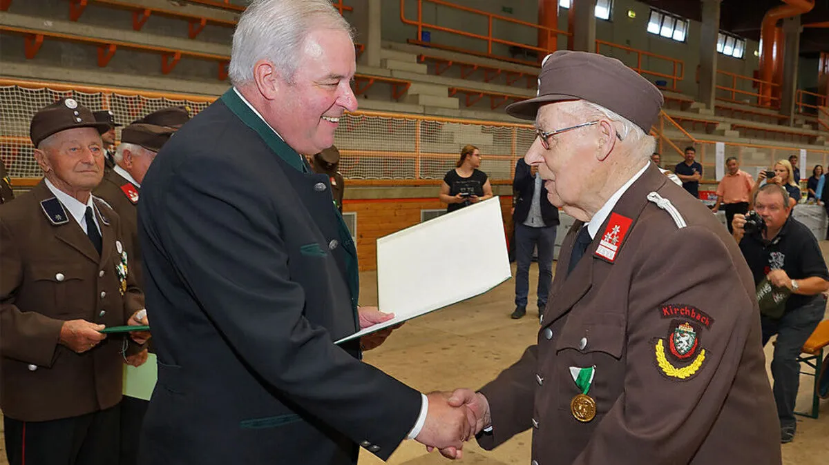Landeshauptmann Hermann Schützenhöfer ehrte seinen einstigen Lehrherrn Anton Marbler.