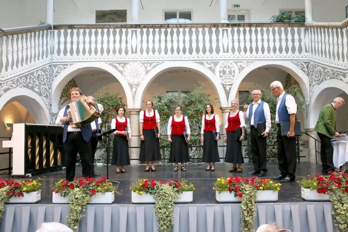 Als Chöre brillierten das „Vokalensemble Kärnten“ (Leitung Franz Josef Isak) ... 