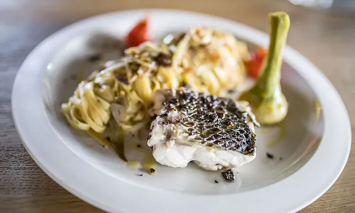 Auf wildem Fenchel im Bambuskorb gedämpft: Branzino