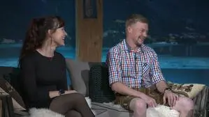 Redebedarf gibt es zwischen Hofdame Sophie und Bauer Manfred 