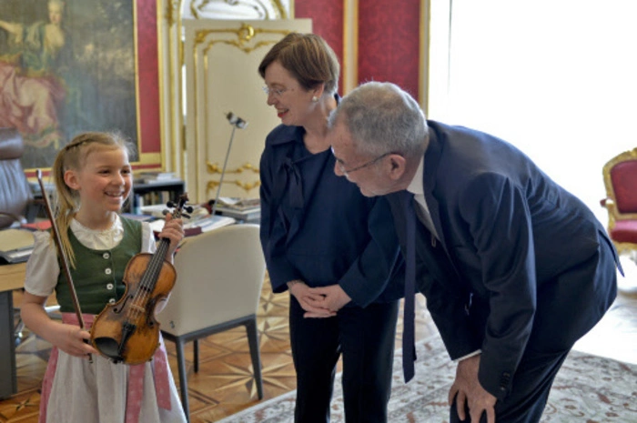 Die Siebenjährige reist mit ihrer Mama im Troß des Bundespräsidenten mit nach China.