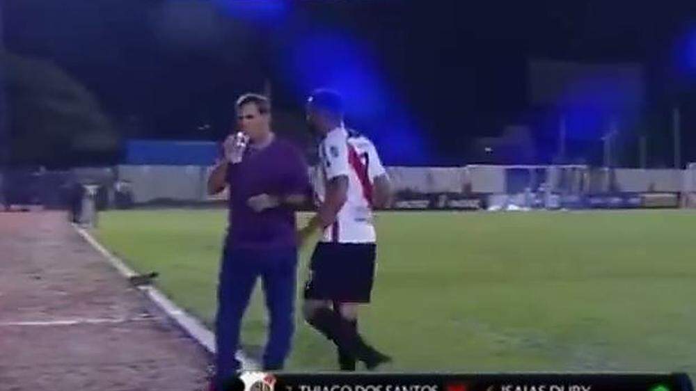 Hier attackiert Thiago dos Santos den Coach