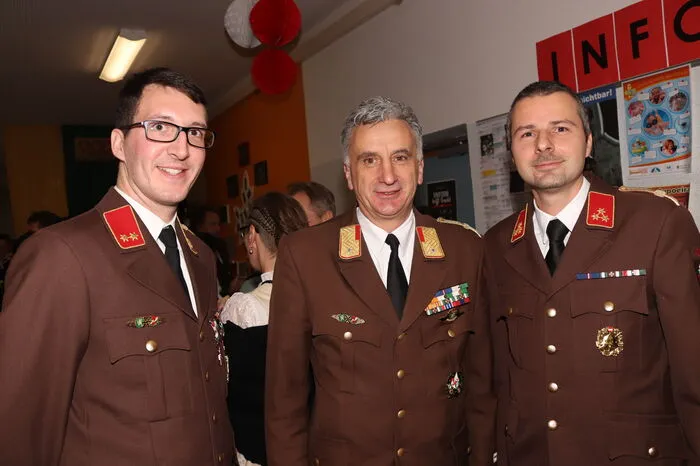 Unter dem Motto „Uniform trifft Tracht“ organisierten Feuerwehrkommandant Mark Wibner (rechts) und Stellvertreter Daniel Muhri (links, am Foto mit ABI Josef Pirstinger) und die Kameradinnen und Kameraden der Freiwilligen Feuerwehr Ligist einen Ball mit vielen Highlights und Abwechslung.