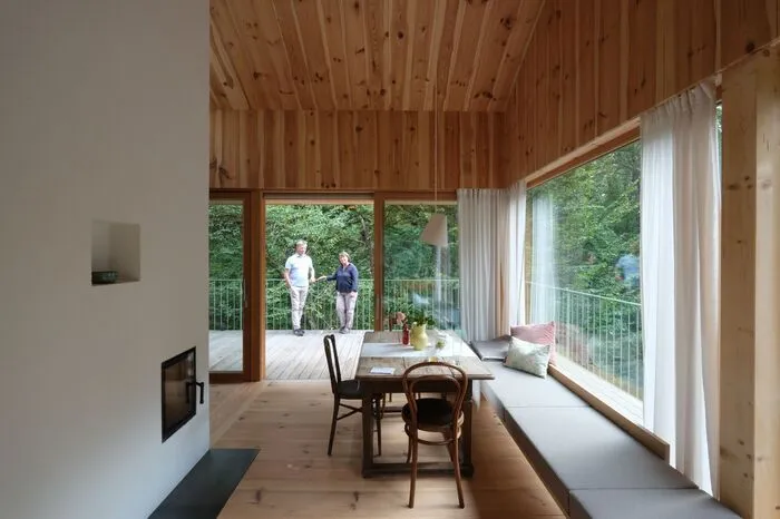 Das Wohnzimmer mit den Bauherren Anton und Sonja Fröhlich.