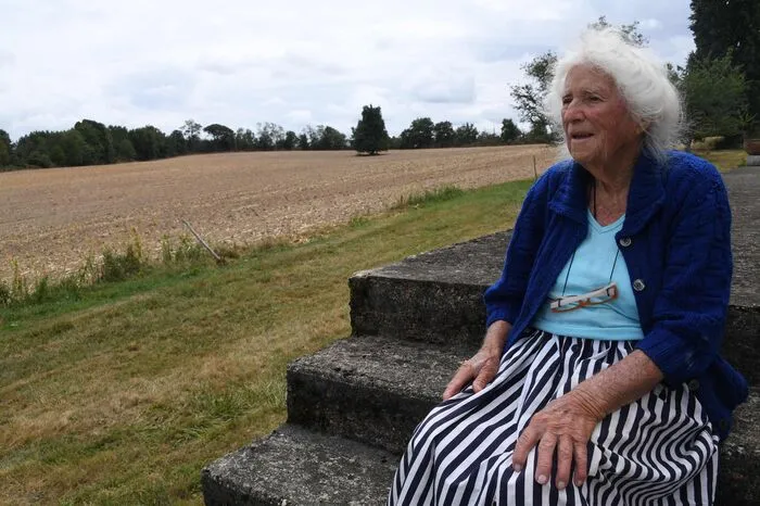 Callerots Familie brachte im Zweiten Weltkrieg zahlreiche Menschen aus dem von den Nazis besetzten südwestfranzösischen Departement Dordogne in den freien Teil Frankreichs. Dreimal wurde Geneviève festgenommen, kam aber immer wieder frei.