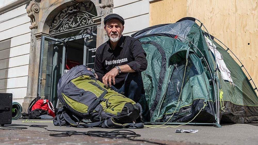 Am Südtirolerplatz vor dem Haus der Architektur: Volkshilfe-Direktor Erich Fenninger in seinem Zelt auf der Protesttour gegen die Mindestsicherung
