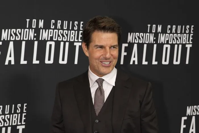 Die Reihe lebt ganz von ihrem Hauptdarsteller Tom Cruise: Der von ihm verkörperte Agent Ethan Hunt hat ja ein Faible dafür, an Flugzeugen zu hängen oder von Hochhäusern zu springen.