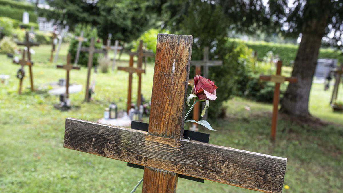 Die Holzkreuze auf dem &quot;Zwanzigerfeld&quot; auf dem Friedhof Annabichl werden immer weniger