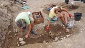 Bei den Skeletten wurden auch Grabbeigaben wie Schmuck gefunden 
