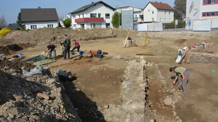 Gegenüber des Rot-Kreuz-Dienststelle in Gleisdorf graben derzeit die Archäologen.