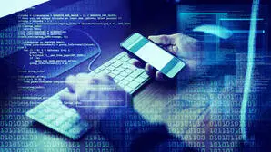 Betrüger geben sich als Bankmitarbeiter aus und versuchen, Menschen über Telefon, SMS oder E-Mail zur Herausgabe sensibler Daten zu bewegen