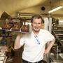 Gottfried Stöckl schultert ein letztes Mal ein Backblech voller Lebkuchen in seiner Backstube