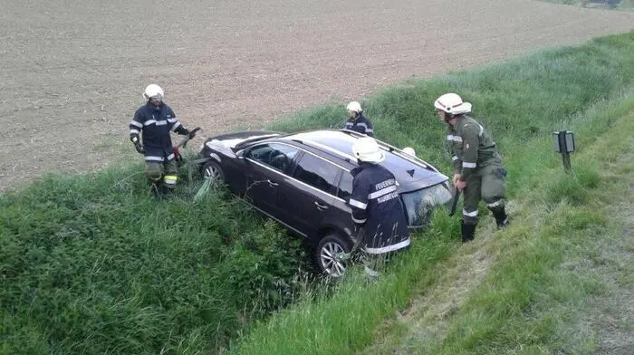 Erst im tiefen Straßengraben hieß es "Stopp" für das Fahrzeug ohne Fahrer