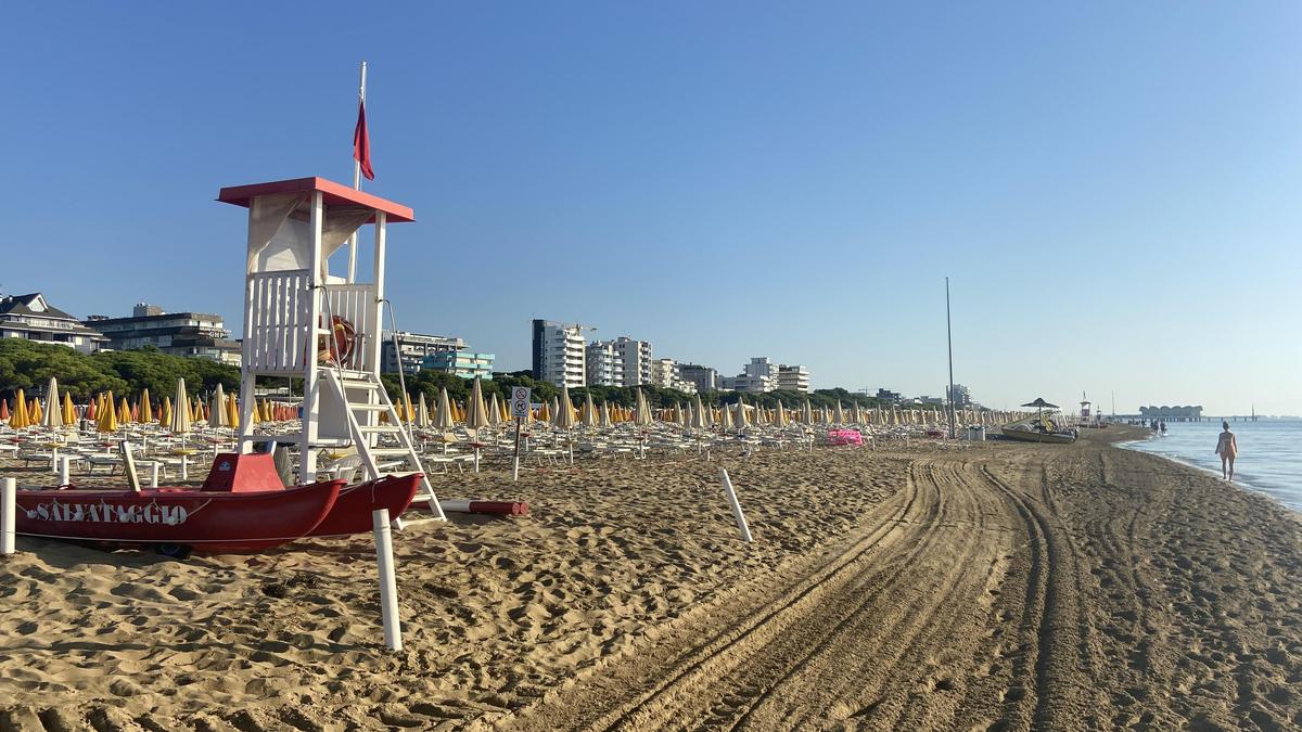 Frühe Strandbesucher müssen am Freitag länger warten. Im Bild: Lignano Sabbiadoro