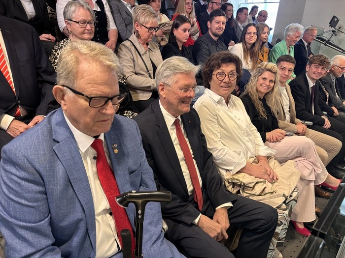 Peter Ambrozy, Peter Kaiser und die Familie Daniel Fellners nahmen in der ersten Reihe im Kärntner Landtag Platz