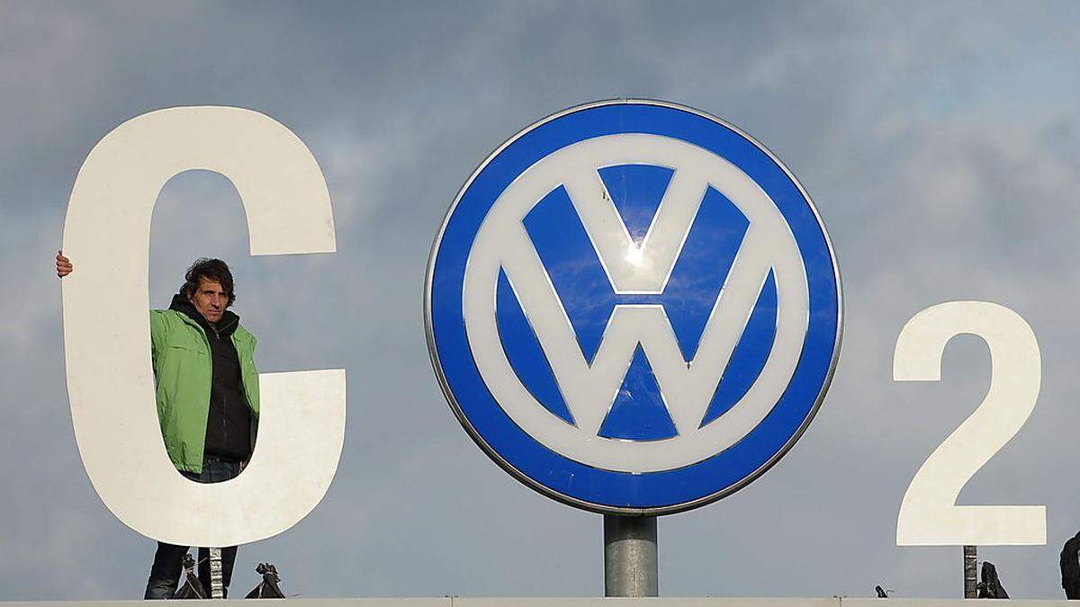 Greenpeace-Aktivisten auf dem Dach der VW-Zentrale