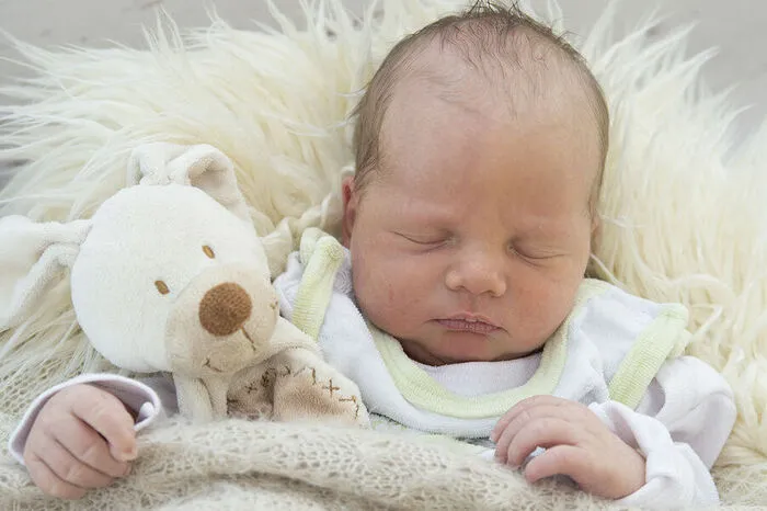 Ella-Marie (5) hat seit dem 18. Februar um 20.13 Uhr einen kleinen Bruder. Der herzige Bub, der auf den Namen Alexander hört, wurde im Krankenhaus in St. Veit geboren. Kurz nach der Geburt zeigte die Waage ein Gewicht von 3225 Gramm und das Maßband eine Größe von 51 Zentimetern an. Mit Ella-Marie freuen sich auch die Eltern Jasmin und Klaus-Peter Petscharnig über den Nachwuchs. Aufwachsen und seine ersten Schritte machen wird Alexander in Brückl. Bis Ella-Marie mit ihrem Bruder die Spielplätze erkunden kann, muss sie sich aber noch ein wenig gedulden.