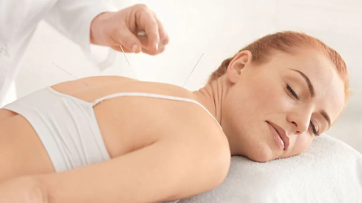 Das Einstechen von Nadeln soll Energieblockaden lösen