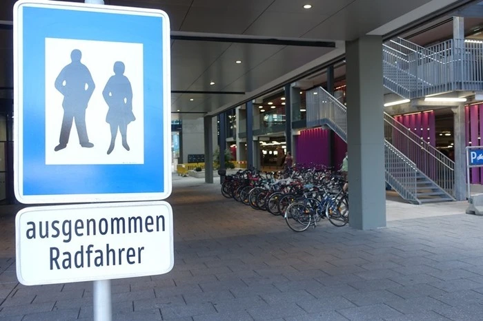 Die neue Fußgängerzone zwischen Auto-Parkhaus und Center-Eingang - "ausgenommen Radfahrer"