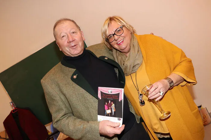 Seit über 50 Jahre spielt Gabor Feinig bei der Theatergruppe St. Ulrich bereits mit! Hier mit Gattin und Souffleuse: Friedericke Feinig.