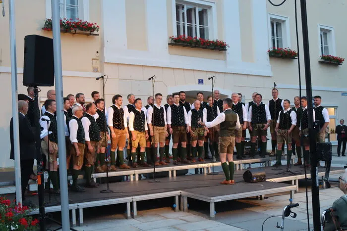 Norbert Haimburger war an diesem Abend als Chorleiter des MGV Petzen-Loibach im Einsatz...