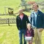 Gemeinsam flitzten Jan und Lilly  mit dem Osttirodler ins Tal, wo Klaus Hofstätter (links) mit einer Überraschung wartete