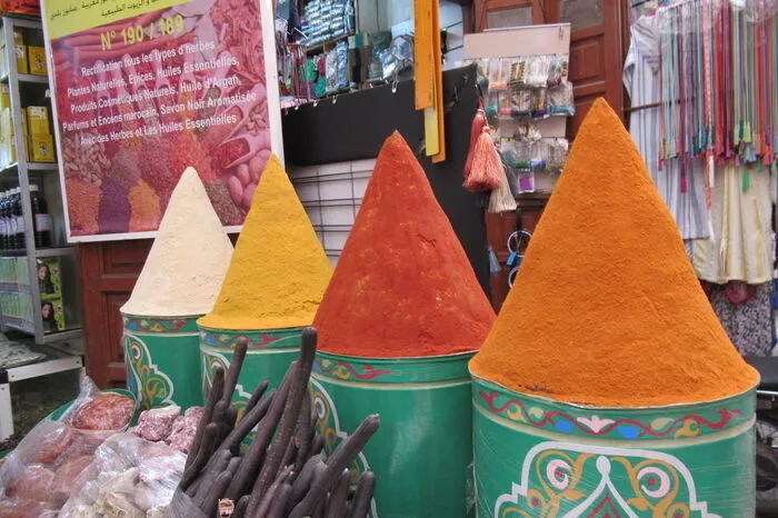 In den Souks von Marrakesch: Man kann gefühlstrunken Stunden durch die endlosen Gänge traben, ohne einen Ort zweimal zu besuchen. Je tiefer man eintaucht, desto mehr scheint die Zeit stehen geblieben zu sein. Neben einem grenzenlosen Angebot an Waren aller Art aus aller Welt werden auch Hennamalereien, Arganöle und natürlich Gewürze feilgeboten: Kurkuma, Kreuzkümmel, Kardamom, Ingwer, Zimt, Pfeffer, Muskat und natürlich Weihrauch. 