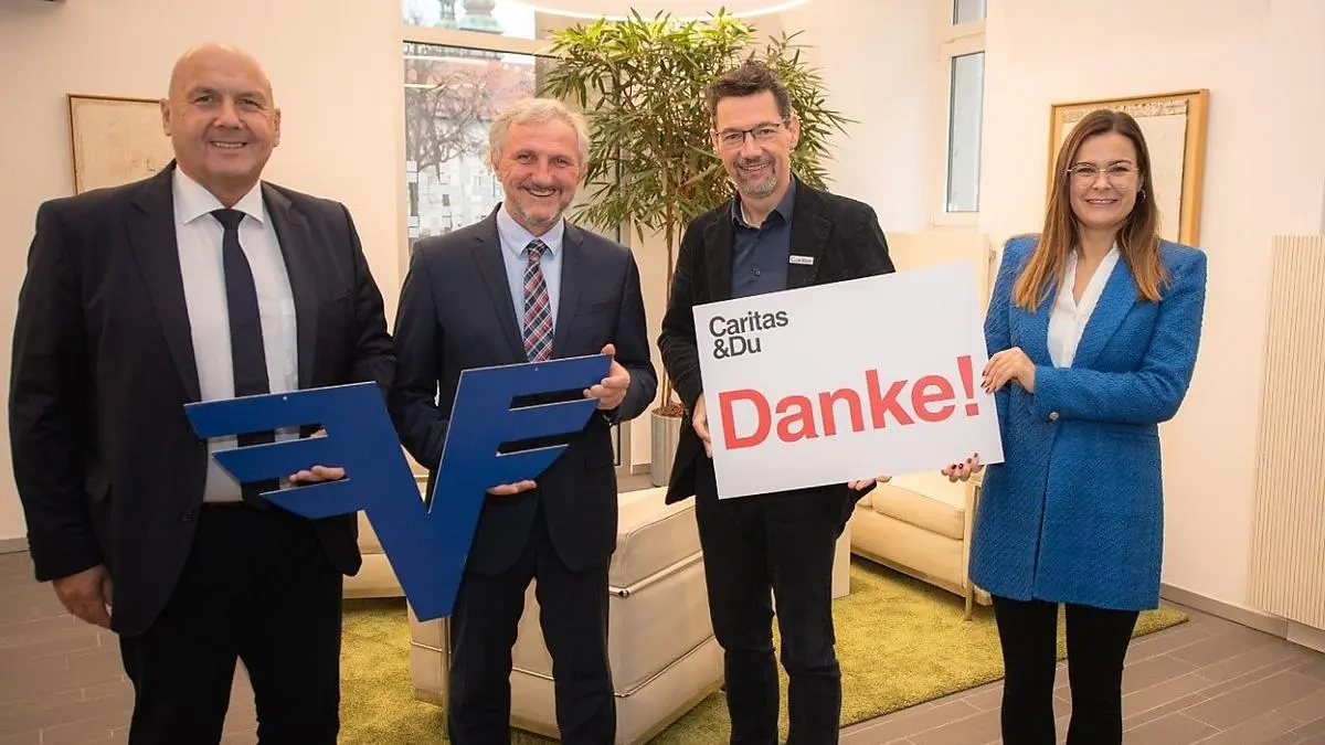 Engagement für Kinder und Jugendliche: Johannes Jelenik, Alfred Holzer, Vorstände der Volksbank Kärnten, und Caritasdirektor Ernst Sandriesser mit Roberta Striedinger von der Caritas (vlnr)     