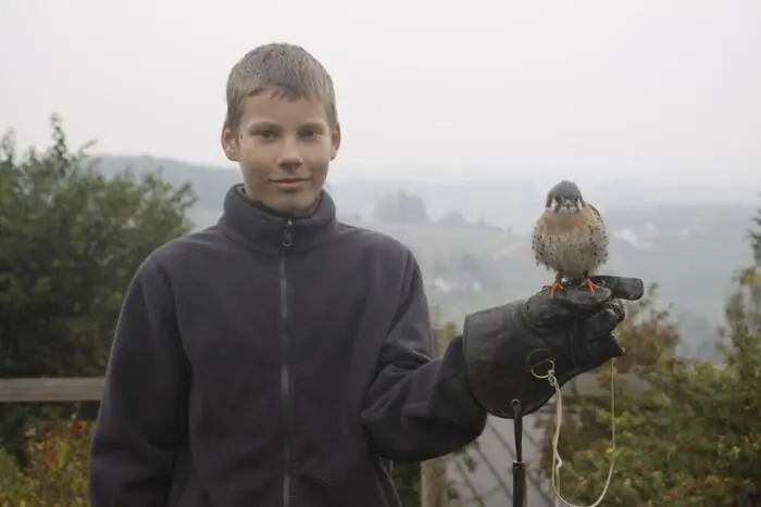 Lukas Hagendorfer zu Beginn seiner Lehrzeit mit einem Buntfalken 