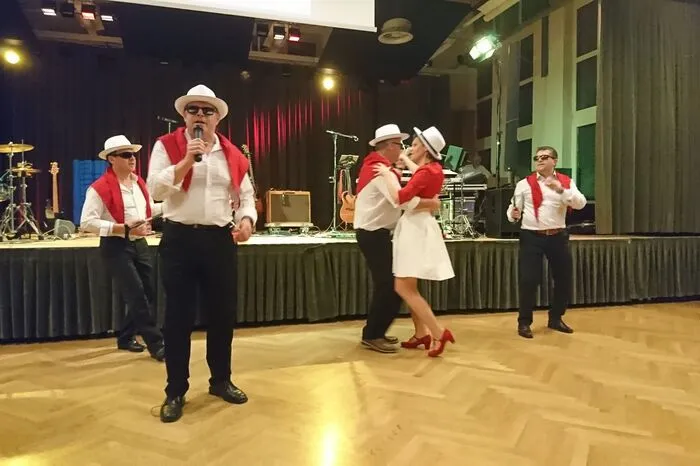 Zu einem der Höhepunkte des heiteren Abends zählte eine Play-back-Show, bei der italienische Schlager zum Besten gegeben wurden.