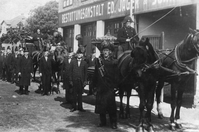 Bestattungskondukt vor der Firma Jäger in den 1920er-Jahren