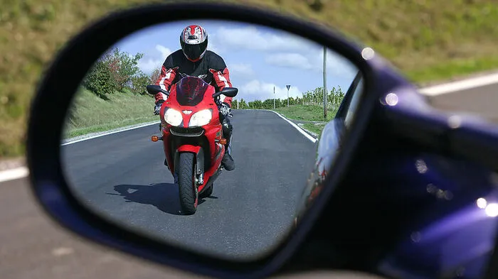 Der Motorradlenker wurde unbestimmten Grades verletzt (Sujetfoto)