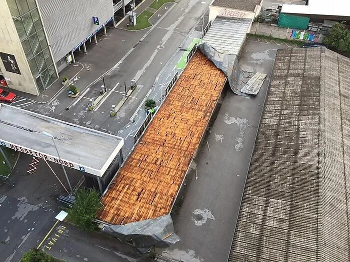 Ein Garagendach neben dem Messegelände in Klagenfurt wurde zerstört