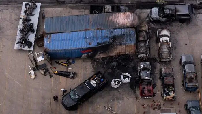 Ein SUV war im Stadtteil Chatsworth (nordwestlich des Stadtzentrums) in einen Bus gerast, dabei kamen drei Menschen ums Leben, viele weitere wurden verletzt.