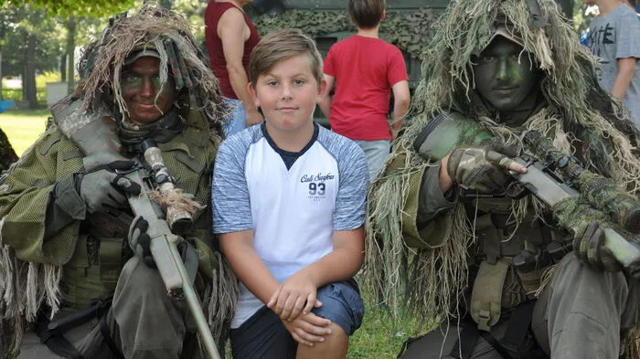 Gute Tarnung und bunte Gäste. 2500 waren in Straß beim Garnisonsfest und sie waren begeistert von den Vorführungen und den Fahrten im Radpanzer Pandur und den Sturmbooten der Villacher Pioniere. Klicken Sie sich durch die Bilder!