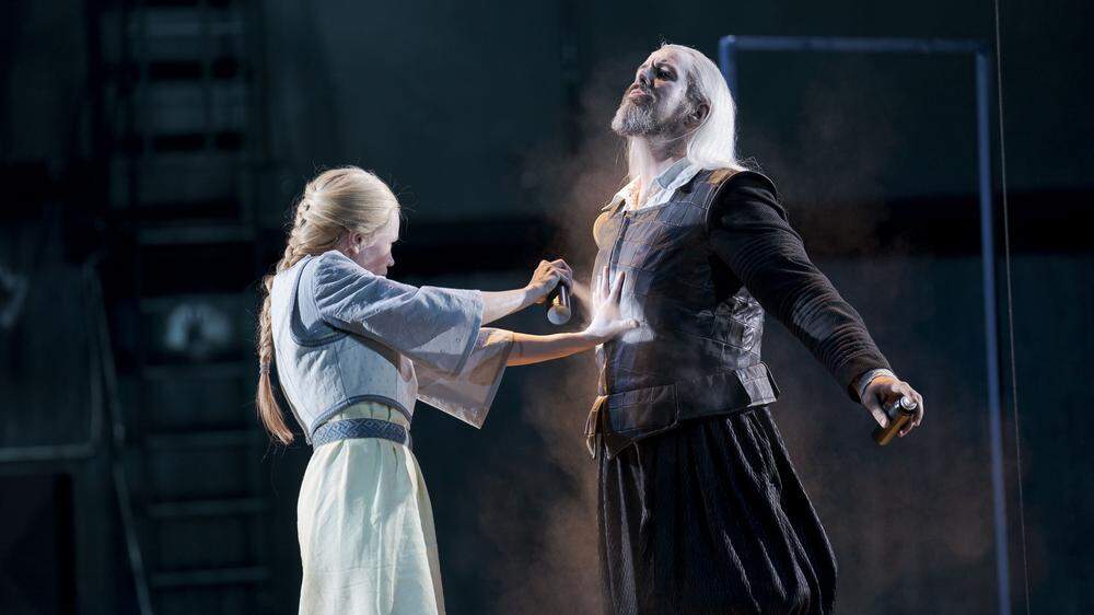 Probenfoto aus der Grazer Oper: Helena Juntunen als Senta und Kyle Albertson als Holländer